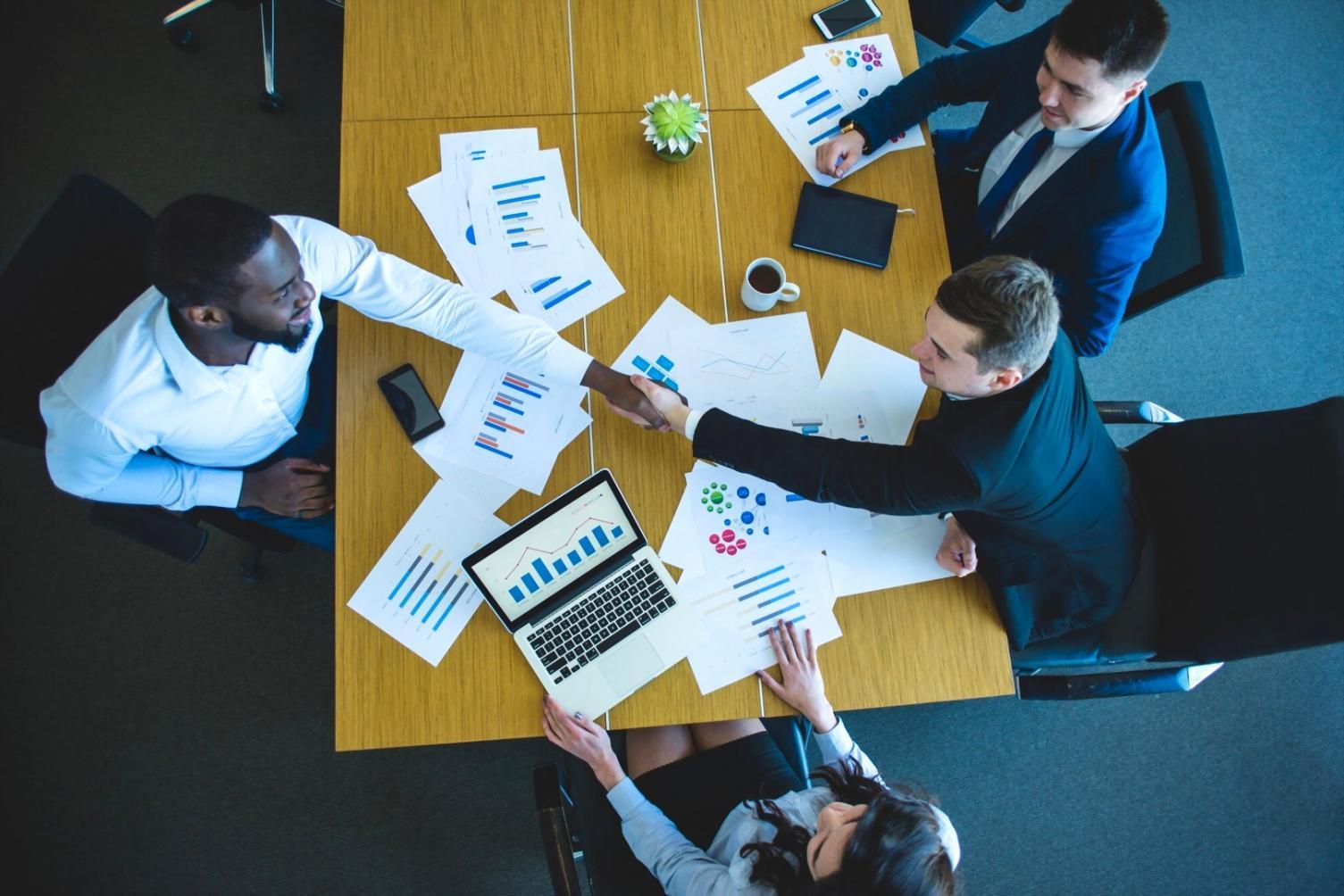 Équipe d'analystes travaillant sur des modèles financiers