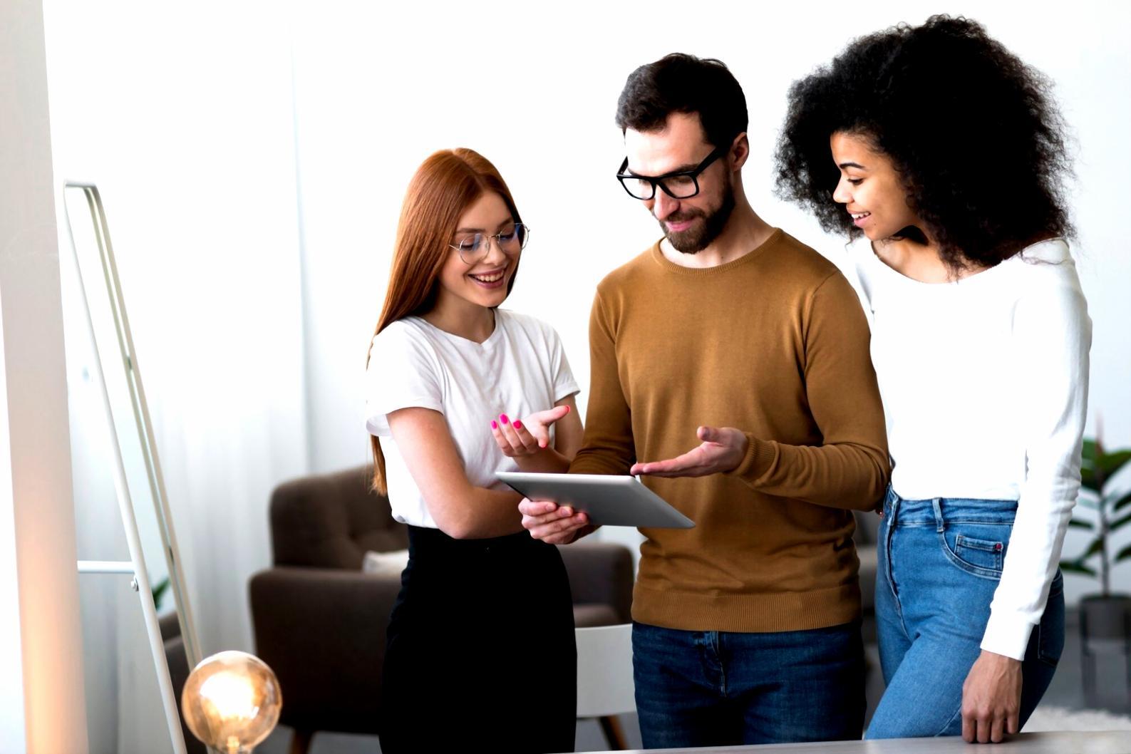 Salle de classe moderne avec participants travaillant sur des analyses financières
