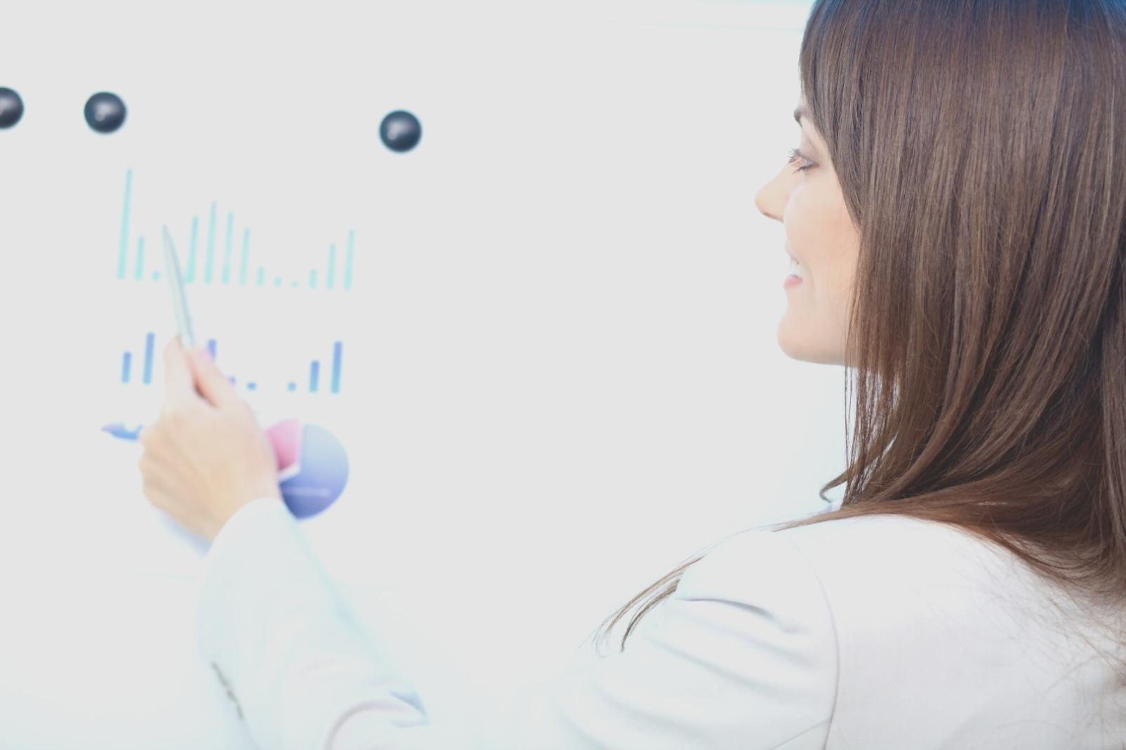 Équipe travaillant sur des analyses financières